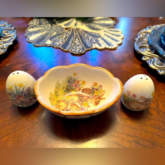 Vintage Easter egg salt & pepper shakers with egg shaped dish set - Picture 2 of 2